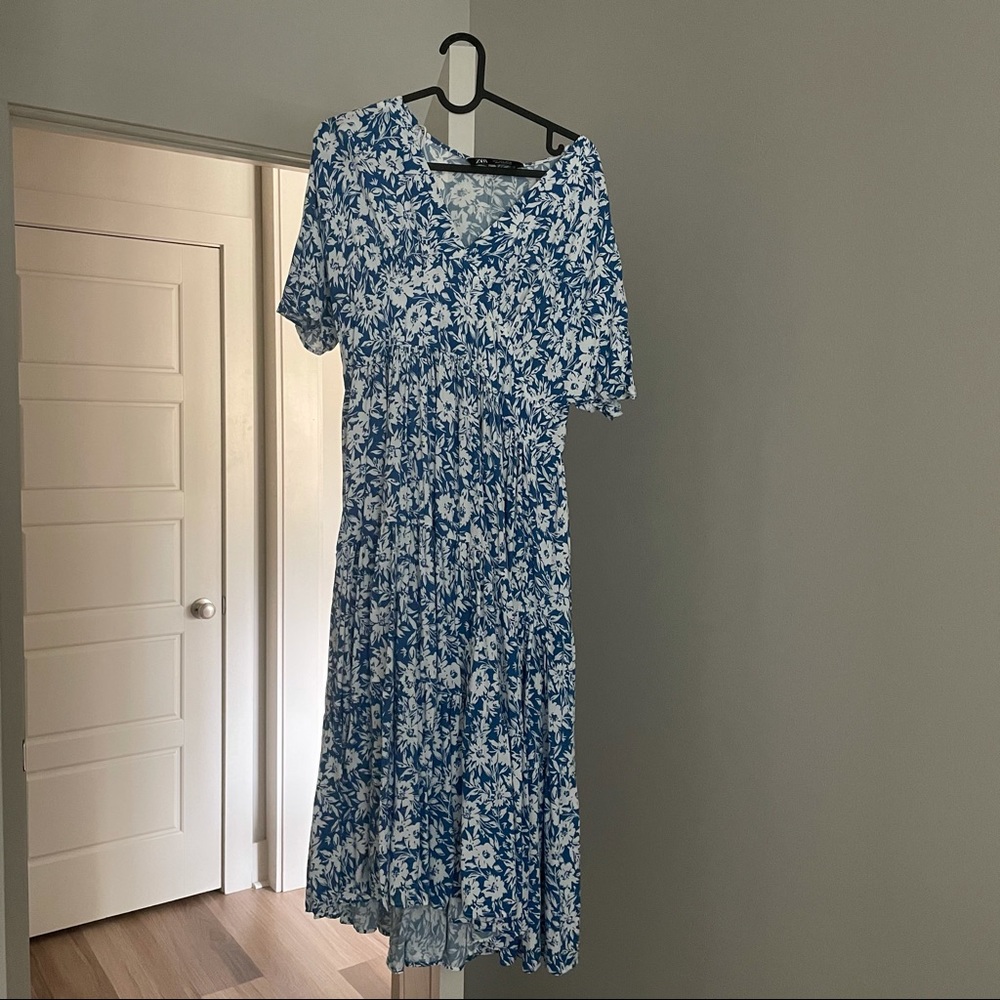 Midi dress Zara (S but more true to a M)